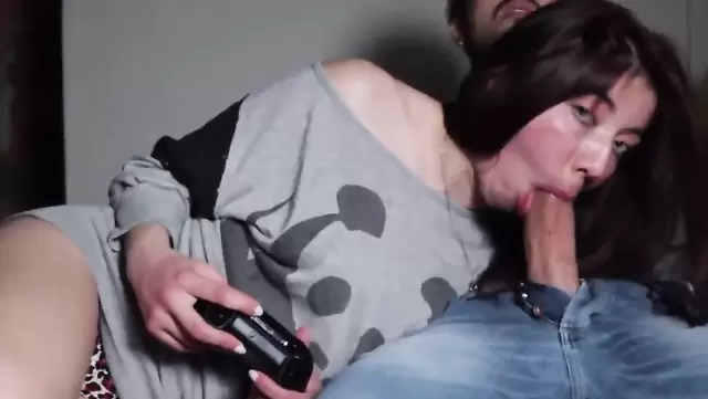 Аргентинка играет с мужем и сосет перед сексом